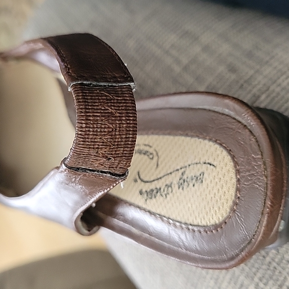 Easy Street, Comfort Wave. Slip on 6-1/2 Elastic on heel for comfort. - Picture 4 of 4